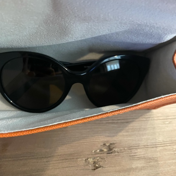 Tory Burch Sunglasses Dark Tortoise - Picture 8 of 8